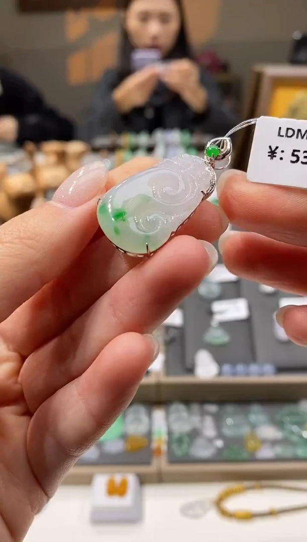 颈饰18K金镶嵌翡翠如意