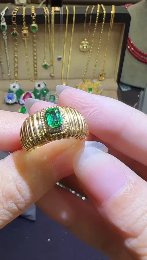 18K金镶嵌戒指祖母绿0.45ct