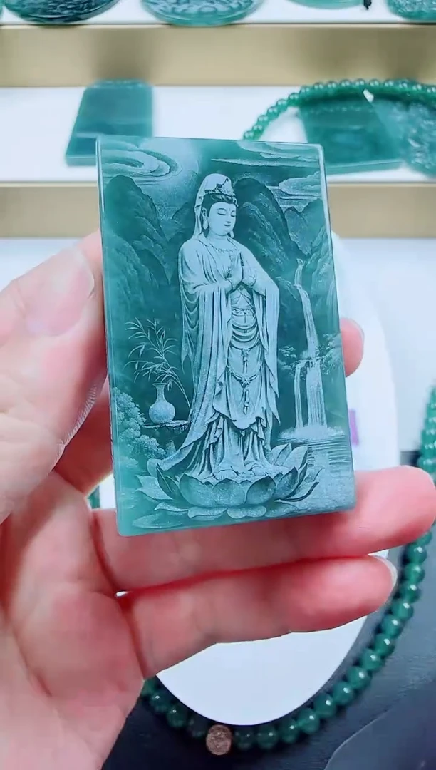 翡翠未镶嵌颈饰方观音