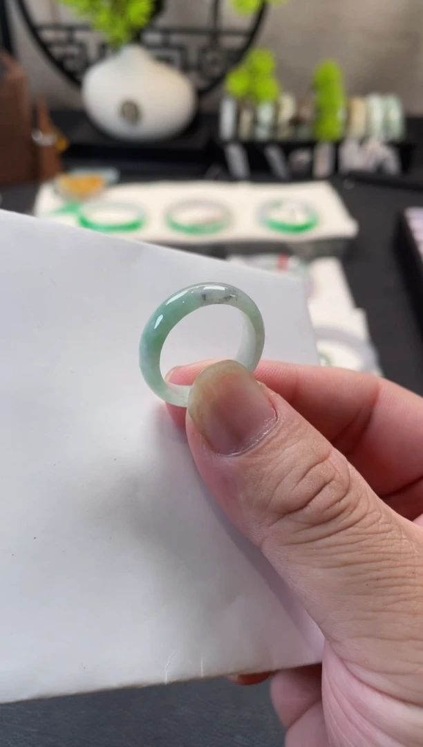 翡翠未镶嵌颈饰有纹裂