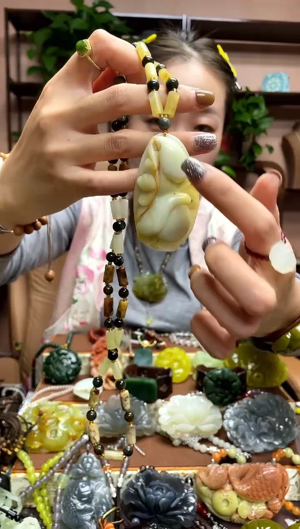 未镶嵌岫玉颈饰·