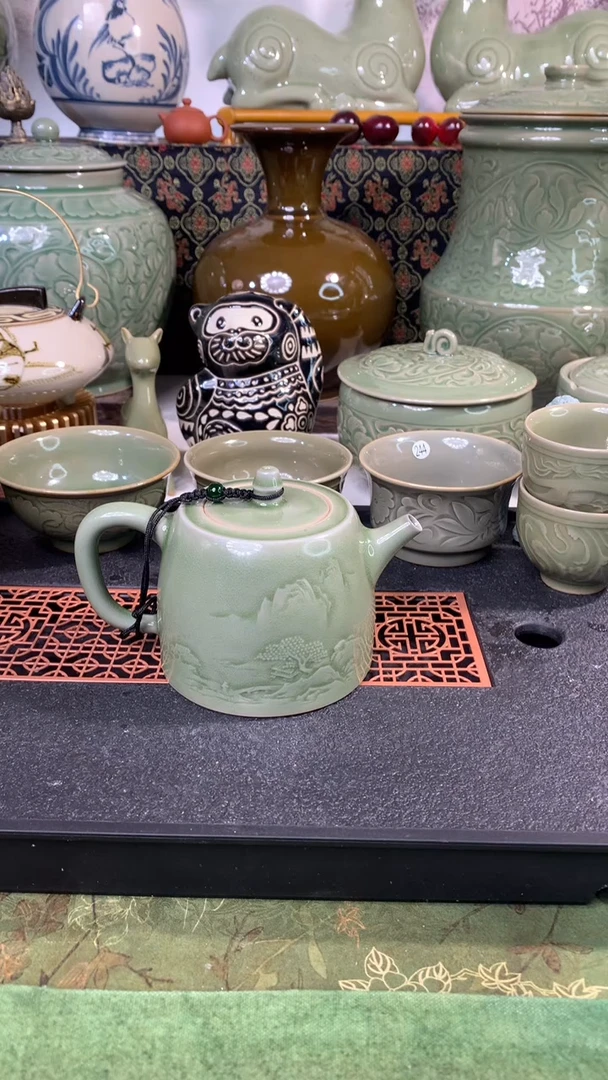 橘***?耀州窑青瓷刻花溪山纹汉铎壶一只