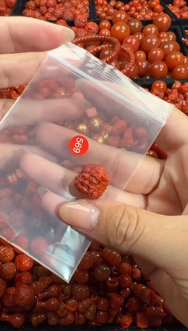南红玛瑙未镶嵌颈饰1