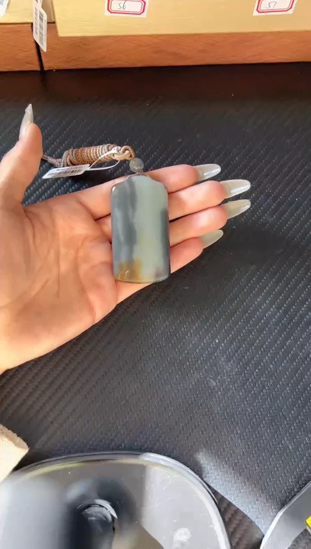 吊坠(赠链)未镶嵌和田玉若羌微色差吊坠