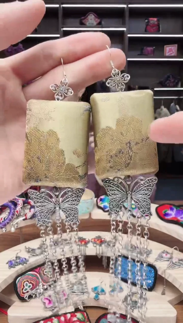 织绣11蒙阿苏苗绣传承店