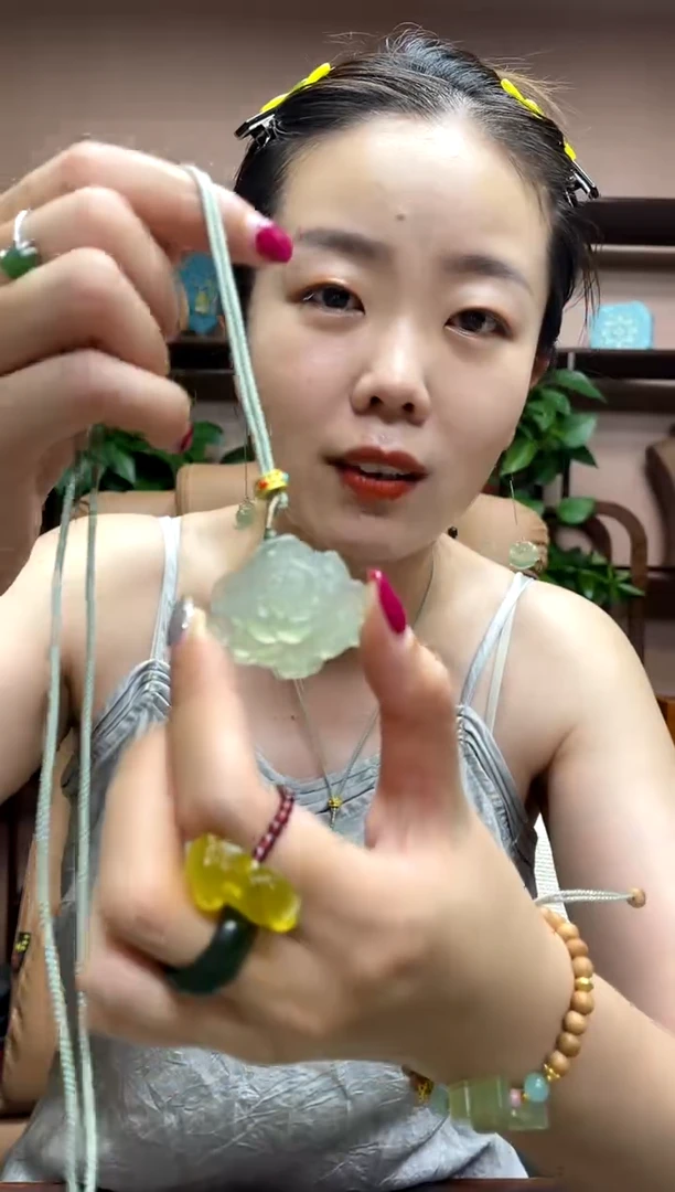 岫玉未镶嵌吊坠多样性发货发其中之一