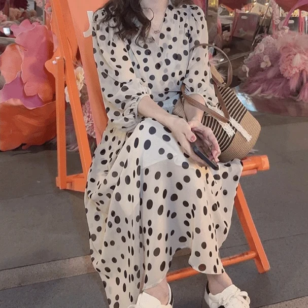 【一眼着迷】高级感连衣裙女波点时尚复古泡泡袖法式收腰显瘦洋气