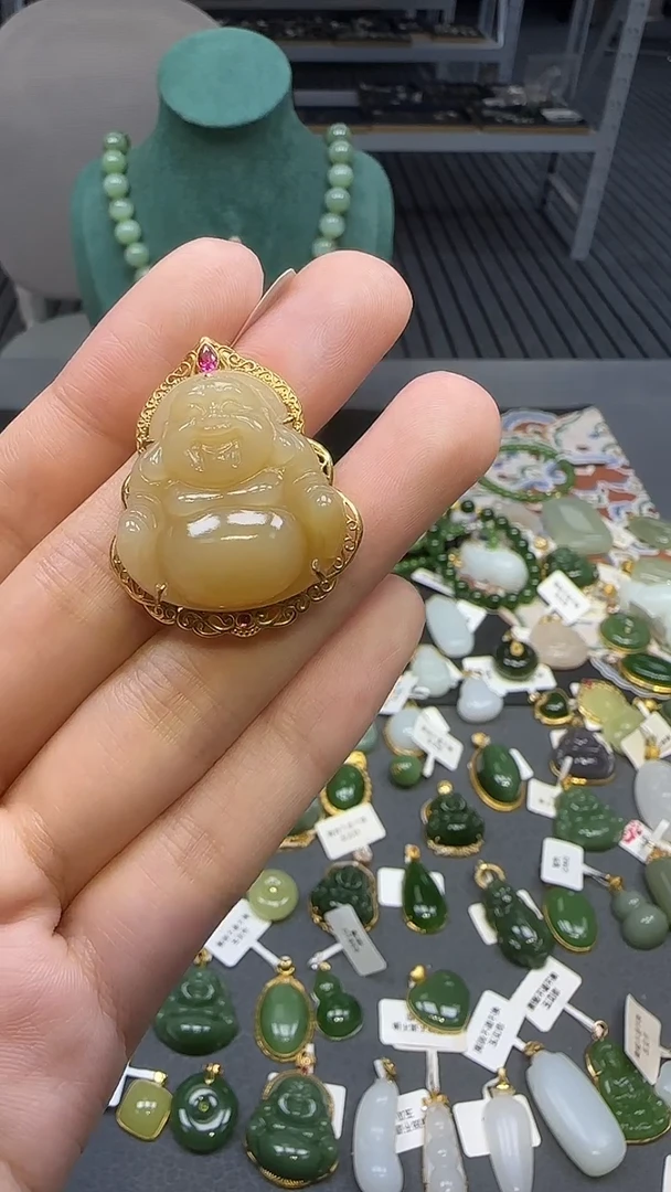18K金镶嵌和田玉挂件1