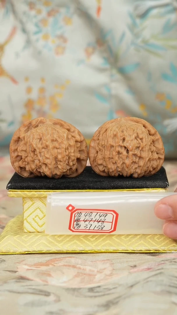 【闪购商品】文玩核桃把件白狮子