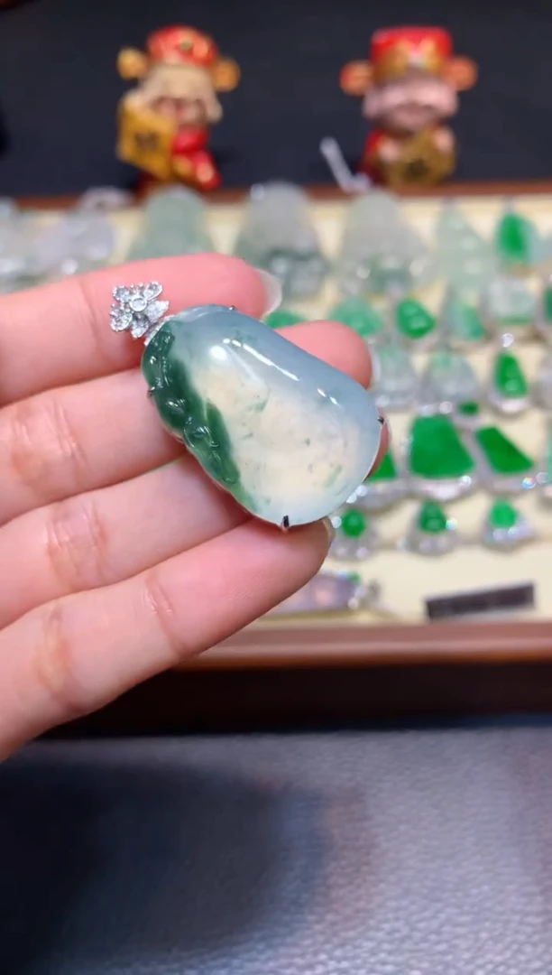 颈饰18K金镶嵌翡翠1