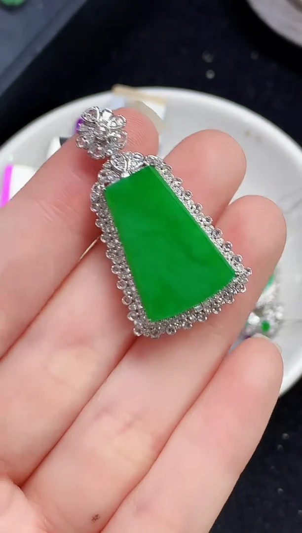 吊坠(不含链)18K金镶嵌翡翠多样性发其一