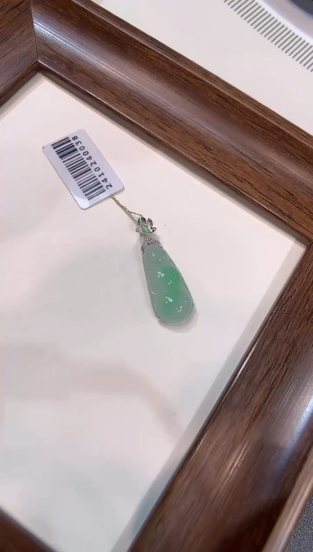 颈饰18K金镶嵌翡翠福豆