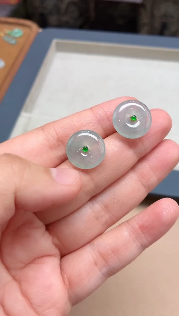 翡翠18K金镶嵌颈饰平安扣