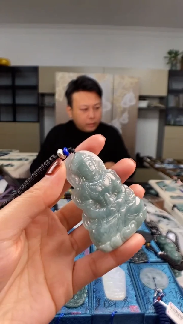 颈饰未镶嵌翡翠  多样性发其一