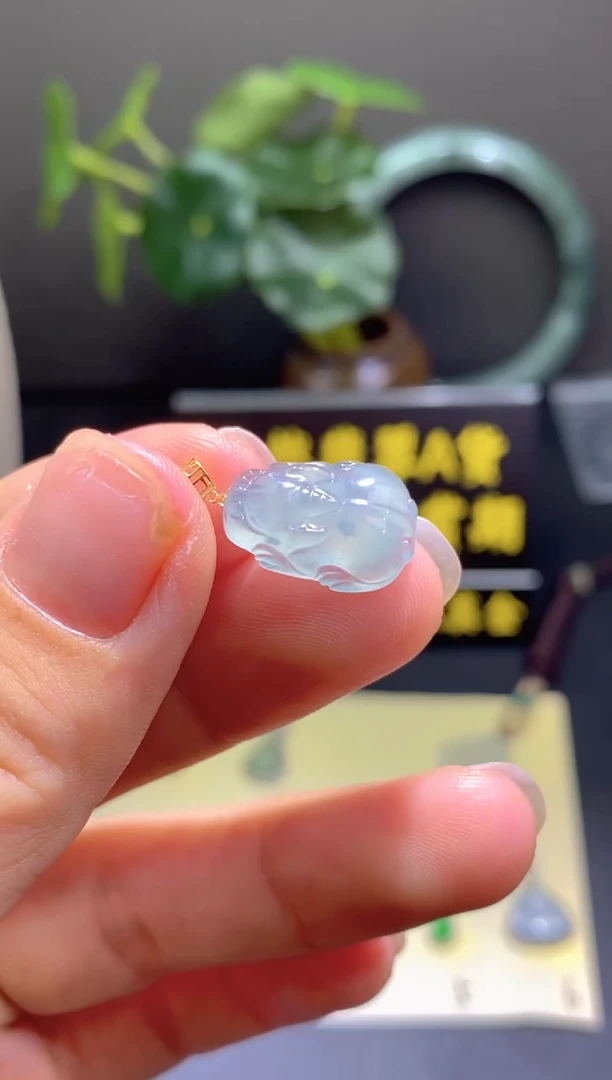 翡翠18K金镶嵌颈饰翡翠吊坠