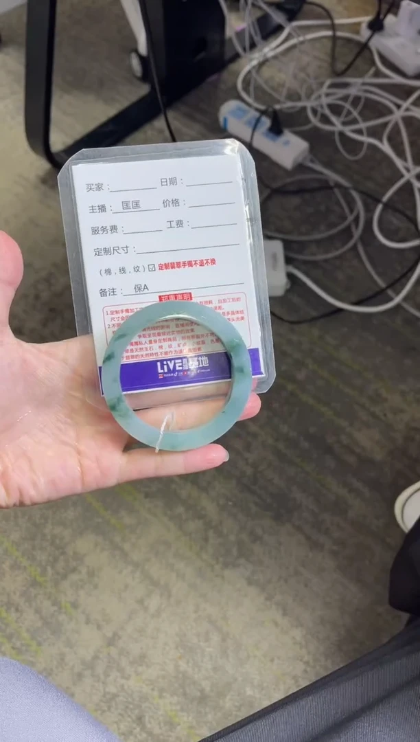 未镶嵌手镯定制翡翠聪**师定制手镯不退不换