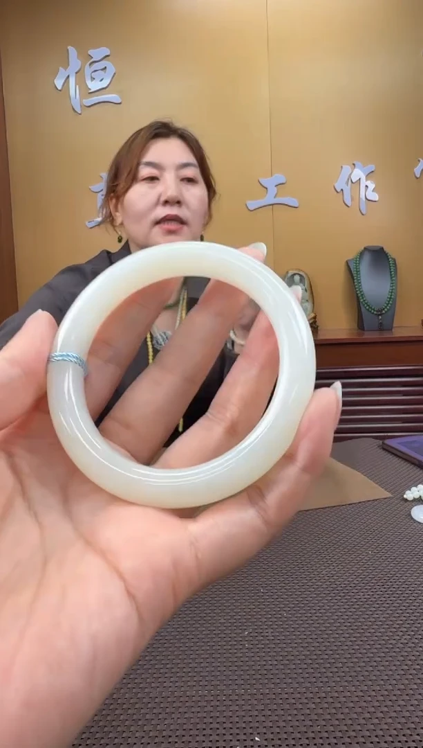 颈饰未镶嵌和田玉手镯60