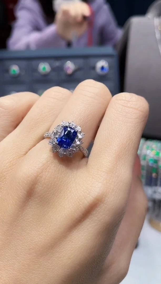 【闪购商品】蓝宝石戒指18K金镶嵌2.55克拉/矢车菊