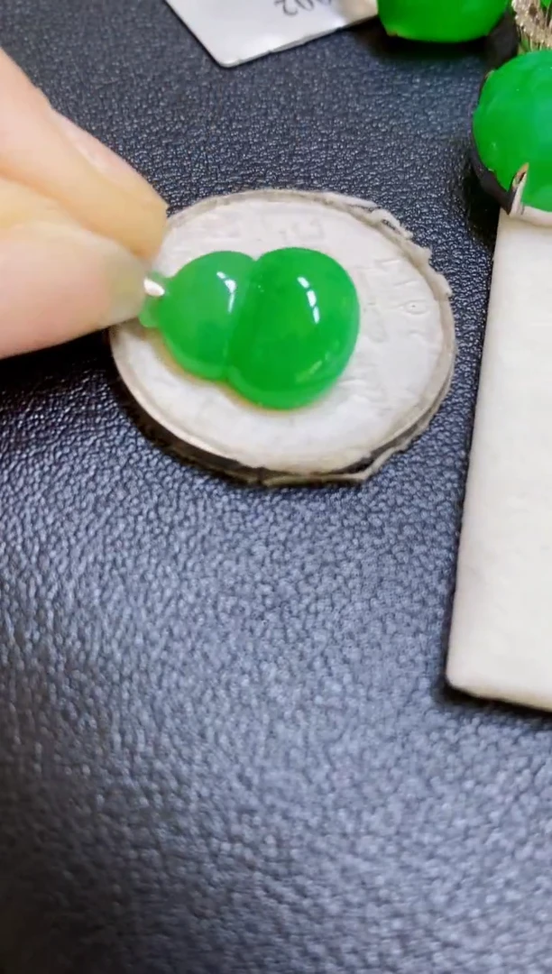 颈饰18K金镶嵌翡翠葫芦