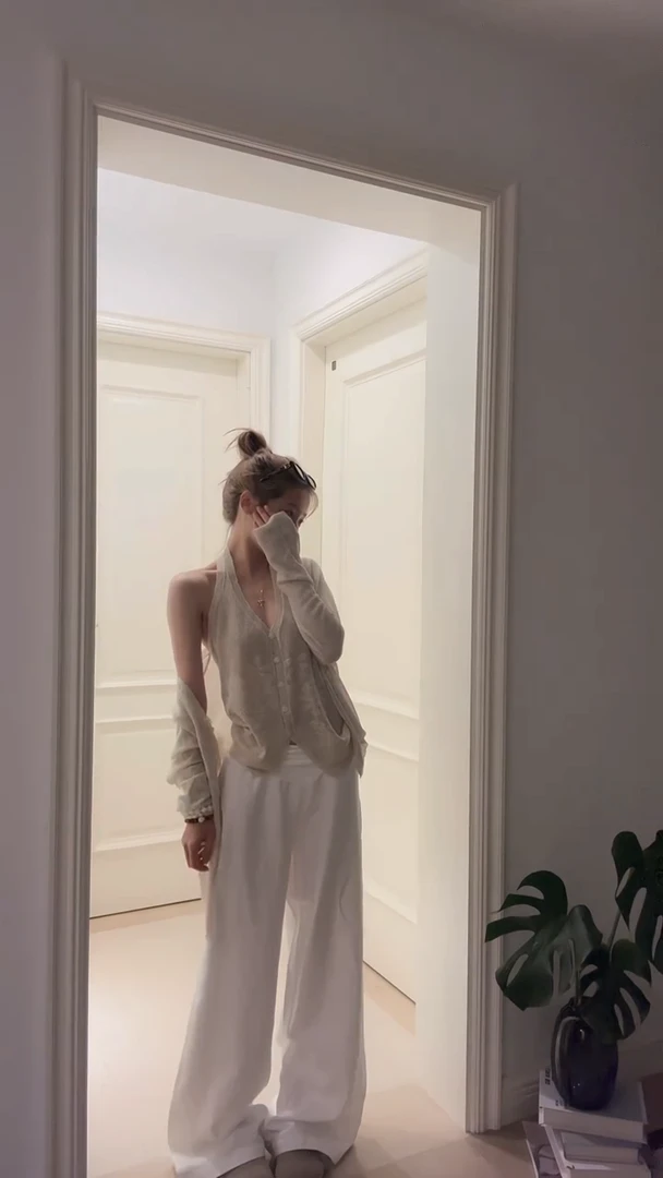 韩系挂脖V领单排扣无袖显瘦内搭+洋气百搭减龄休闲防晒开衫两件套