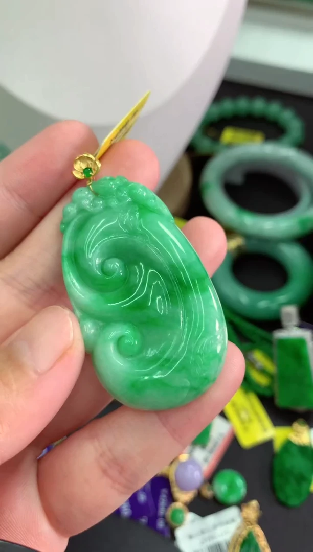 翡翠18K金镶嵌颈饰挂件