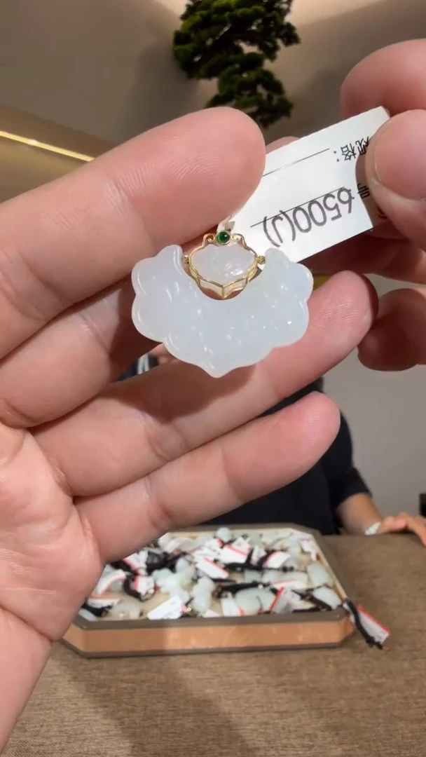 颈饰18K金镶嵌和田玉J