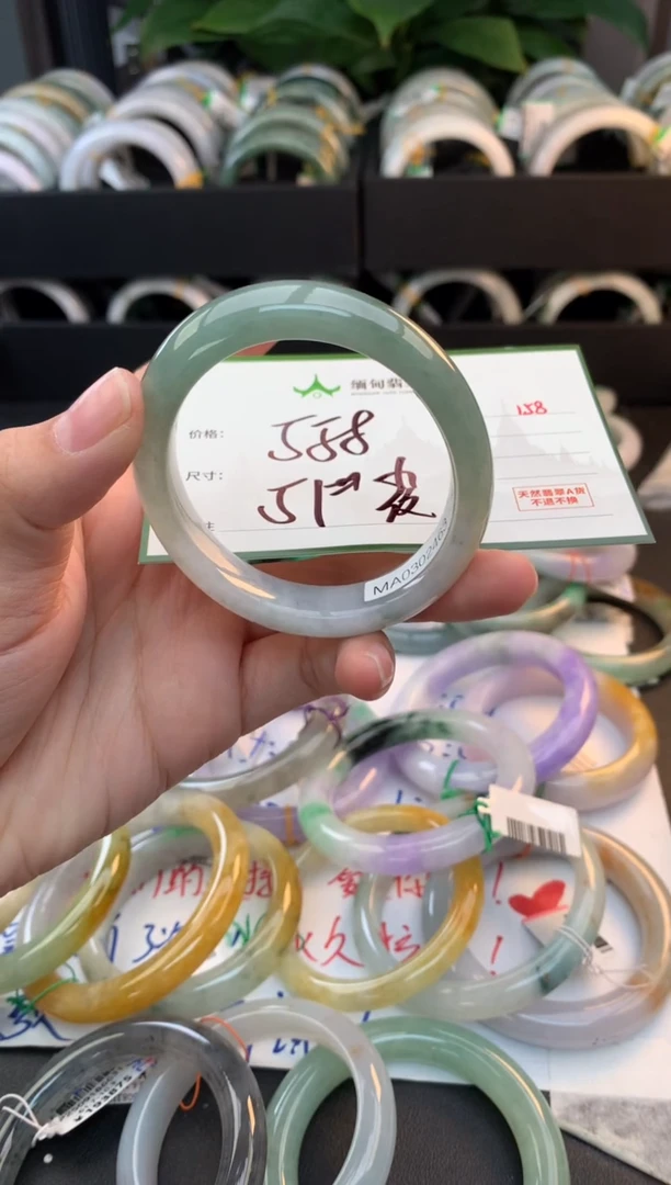 未镶嵌定制翡翠毛货需精细抛光+多人