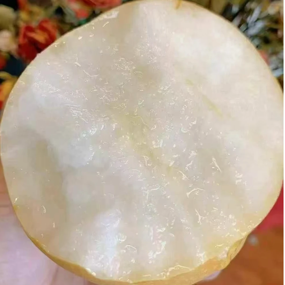 一颗脆甜嫩爽的秋月梨 适合所有的天气，甜润补水还润肺