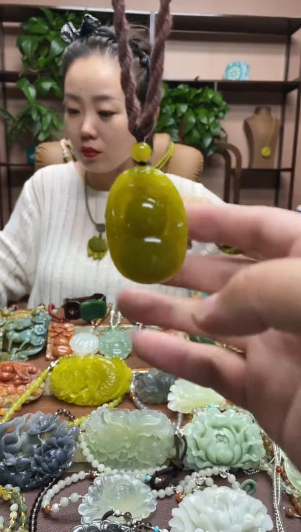 未镶嵌岫玉颈饰多样性发货发其中之一