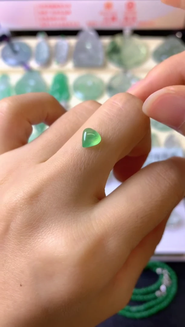 未镶嵌定制翡翠c****i裸玉（客户意向镶嵌）