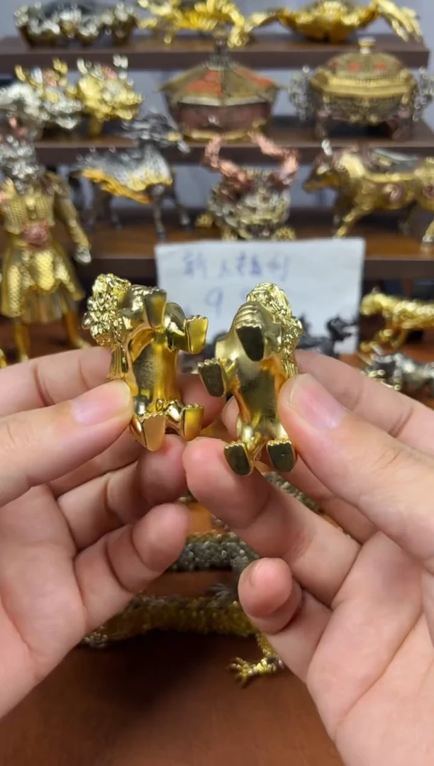 一对麒麟黄铜把件
