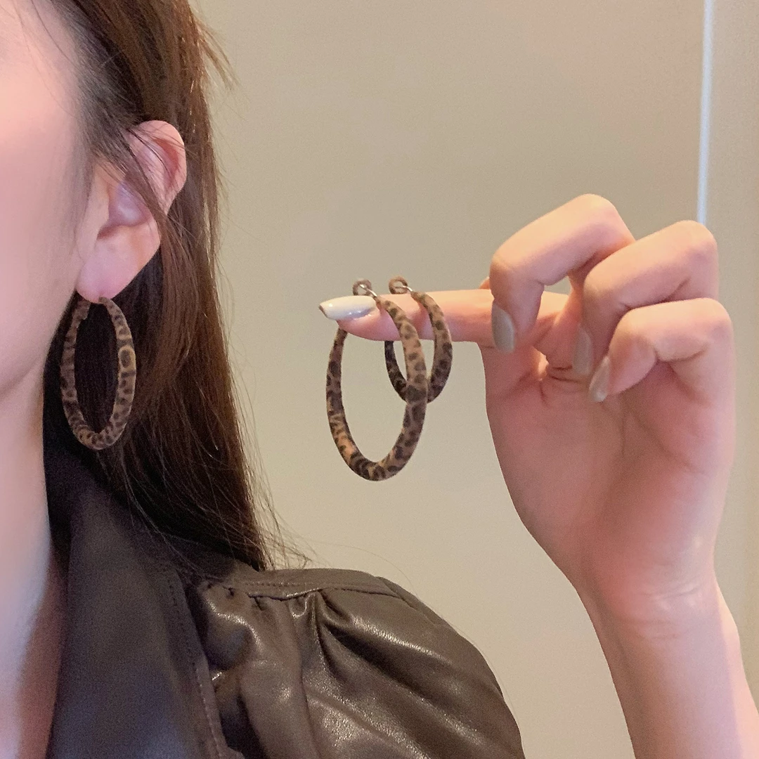铜合金耳饰 复古港风豹纹丝绒圈圈耳环女高级感素圈耳扣夸张耳饰