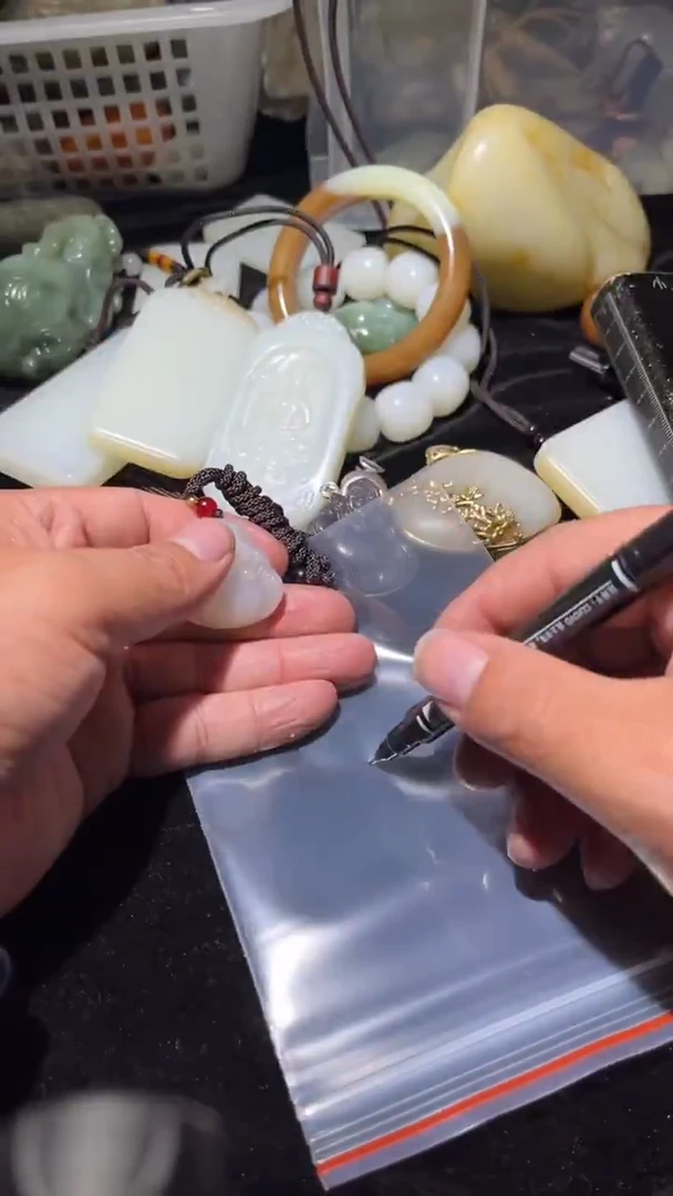 颈饰未镶嵌和田玉吊坠