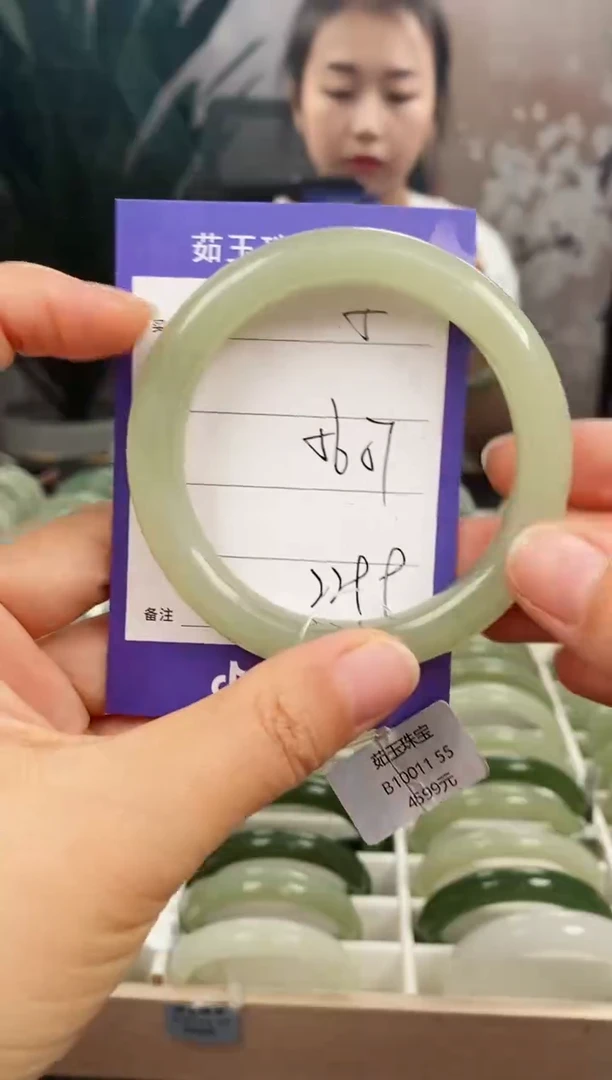 和田玉手镯未镶嵌微色差5