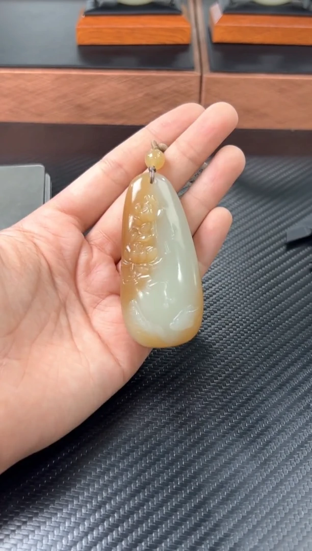 吊坠(赠链)未镶嵌和田玉若羌微色差吊坠m