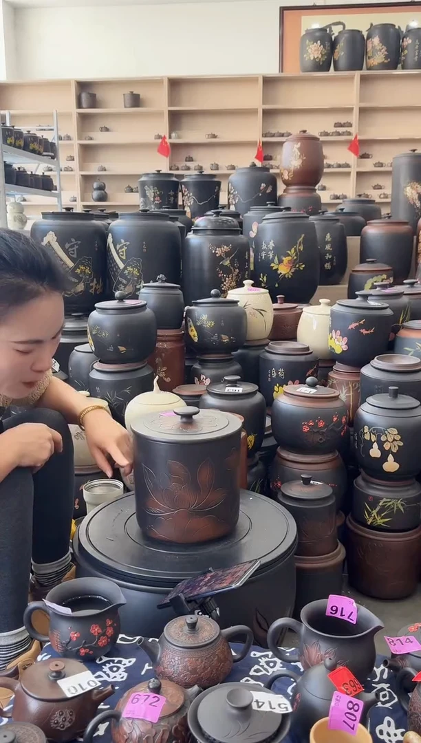 罐瑕疵茶叶罐  小八饼荷花   855