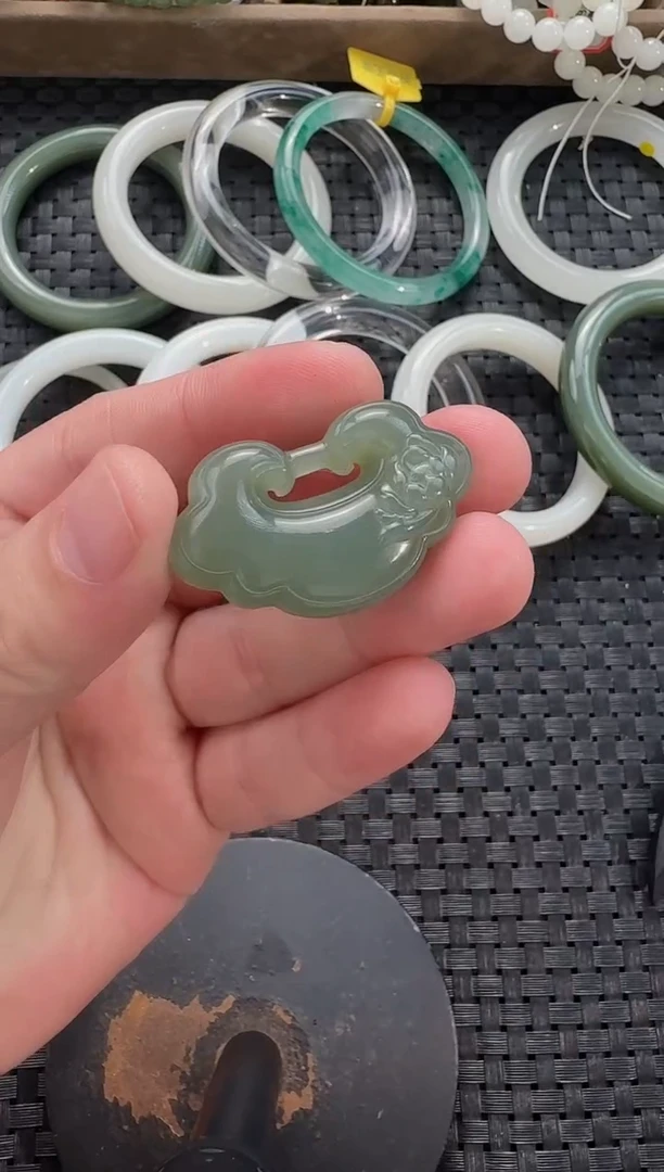 颈饰未镶嵌和田玉湖水绿如意锁