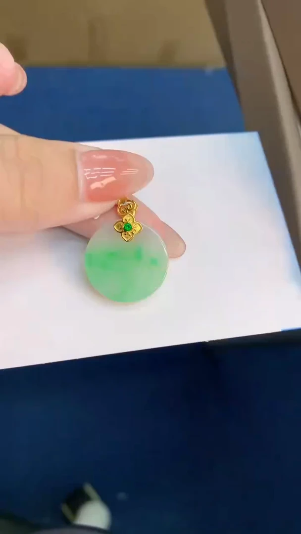 翡翠未镶嵌颈饰           1