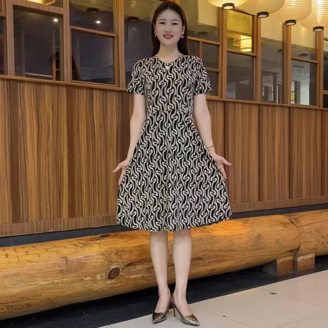 新款中年妈妈短袖连衣裙夏季中老年女V领中长裙洋气显瘦过膝裙子
