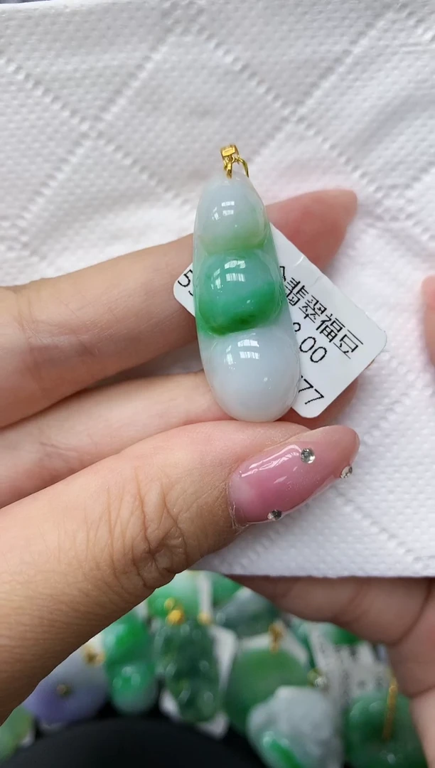 翡翠18K金镶嵌颈饰11111111111