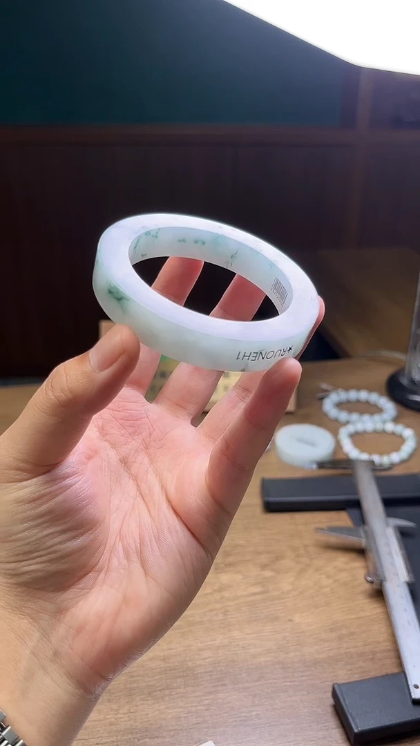 未镶嵌手镯定制翡翠樱****子定制