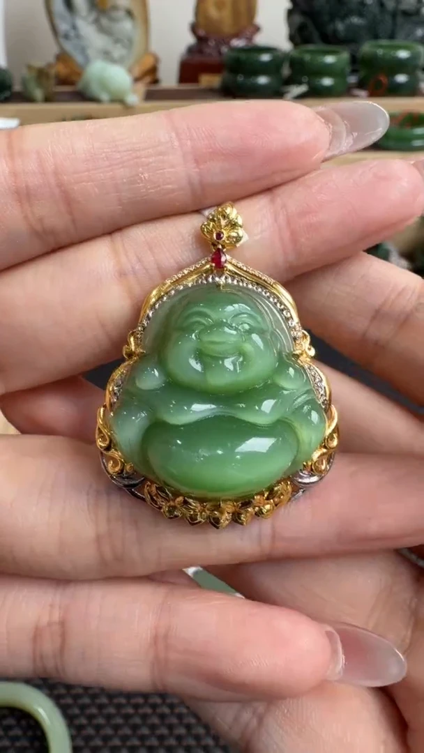 颈饰18K金镶嵌和田玉挂件