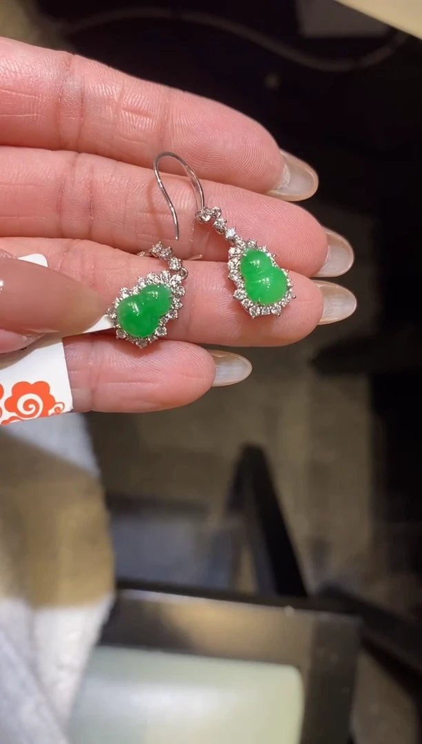 18K金镶嵌翡翠耳饰弹****星耳环