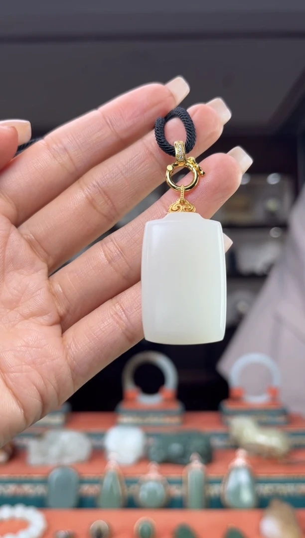 颈饰18K金镶嵌和田玉佩佩