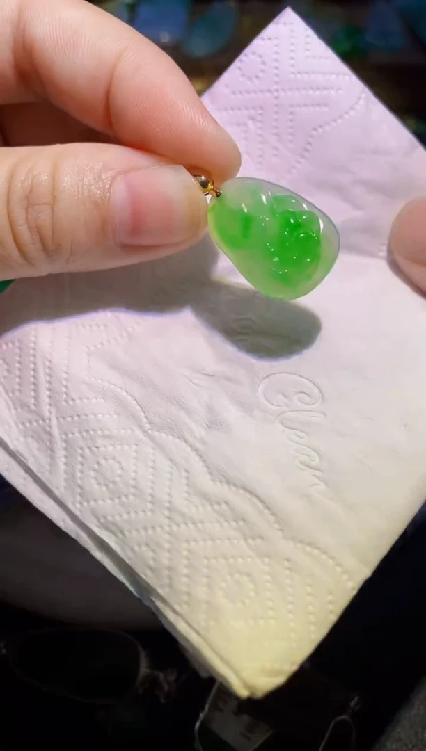 翡翠18K金镶嵌颈饰荷叶