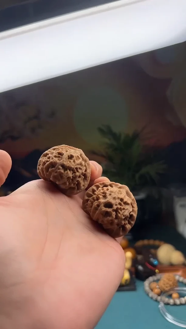 【闪购商品】文玩核桃吊坠2等宫灯微瑕疵（有点小黄尖） 无配件