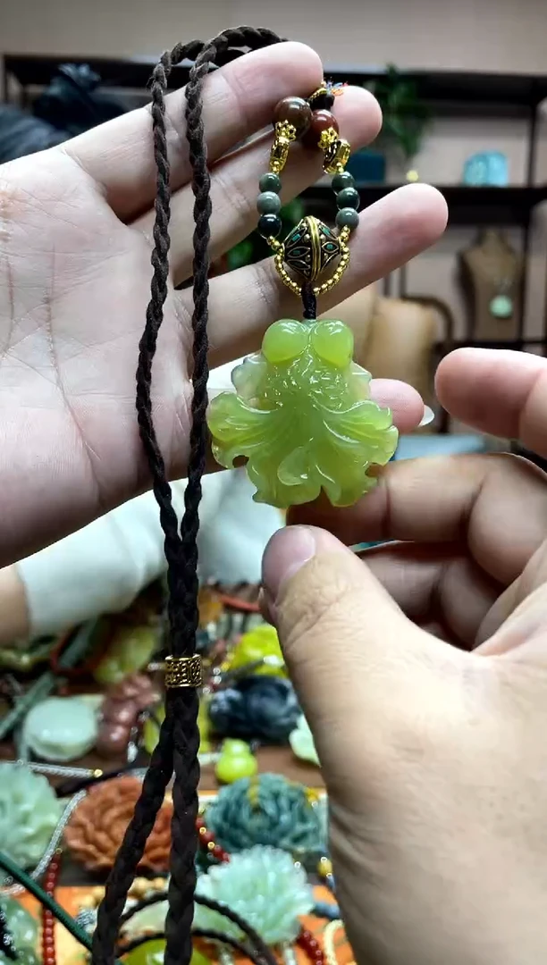 未镶嵌岫玉颈饰·1