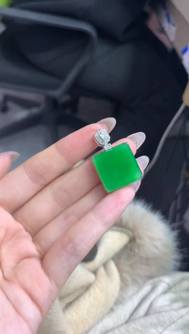 吊坠(不含链)18K金镶嵌翡翠90