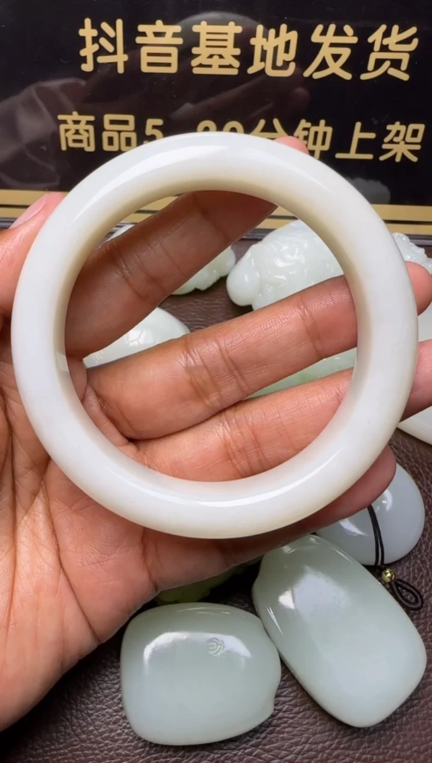未镶嵌和田玉挂件和田玉手镯    58