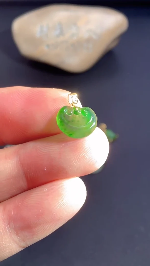 颈饰18K金镶嵌翡翠